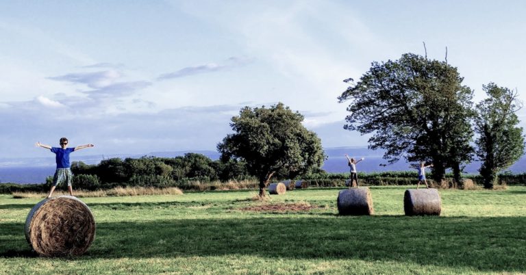 Children-on-haybales